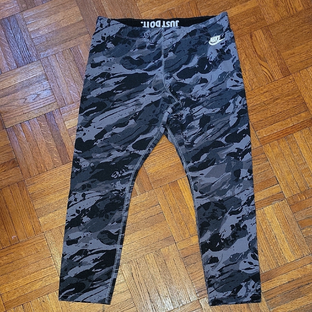 Nike Women's Camo Capri Leggings Size Large